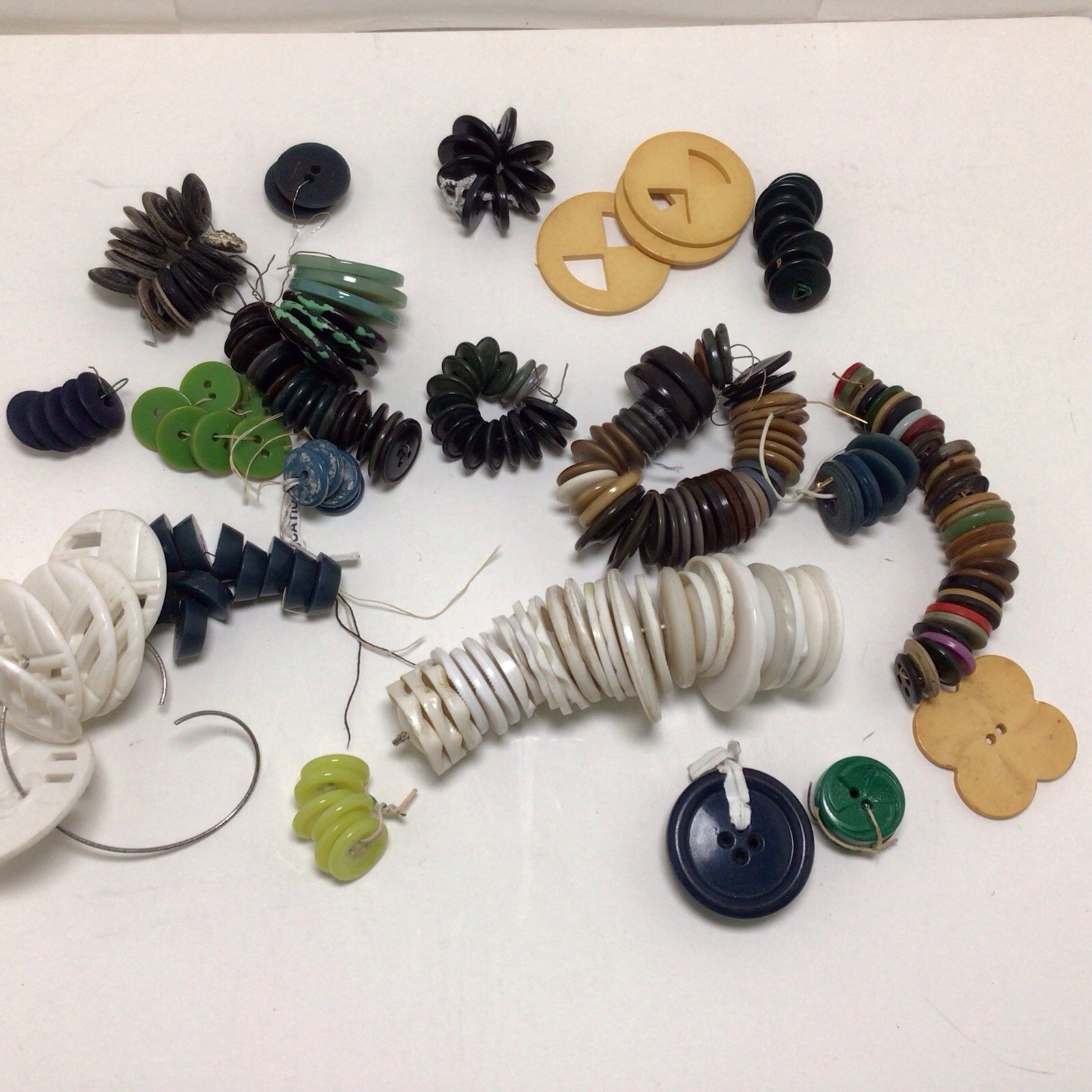 Nice Vintage Plastic Button Lot Sewing Or Collecting Nice Vintage Plastic Button Lot Sewing Or Collecting
