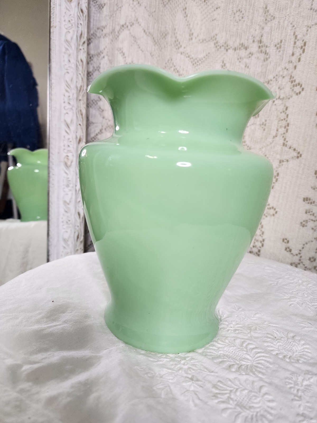 Vintage 1930's McKee Jadeite Uranium Green Glass Ruffled Rim Sarah Vase 8” Glows Vintage 1930's McKee Jadeite Uranium Green Glass Ruffled Rim Sarah Vase 8” Glows