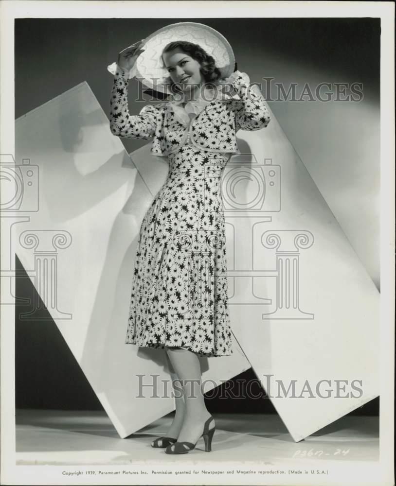 1939 Press Photo Osa Massen models daily print dress from movie wardrobe