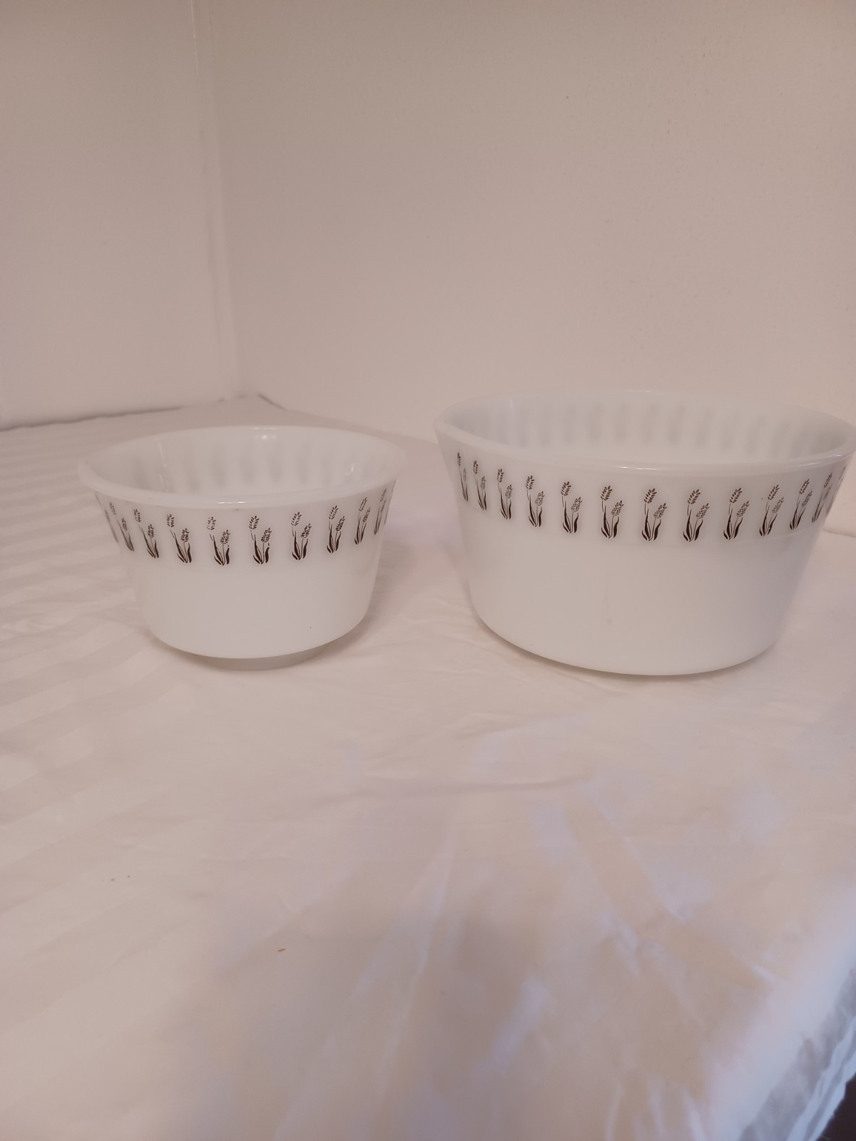 VINTAGE HAZEL ATLAS MILK GLASS MIXING BOWLS BLACK WHEAT DESIGN 3.5 AND 1.5 QUART