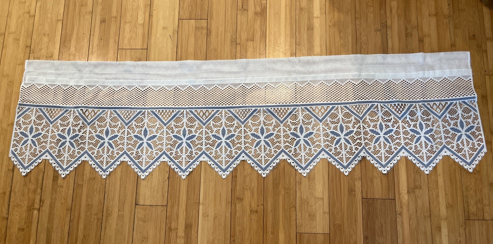 Vtg LOUIS HORNICK White Blue KNIT LACE POINTED VALANCE 15x55 Country Farm Style