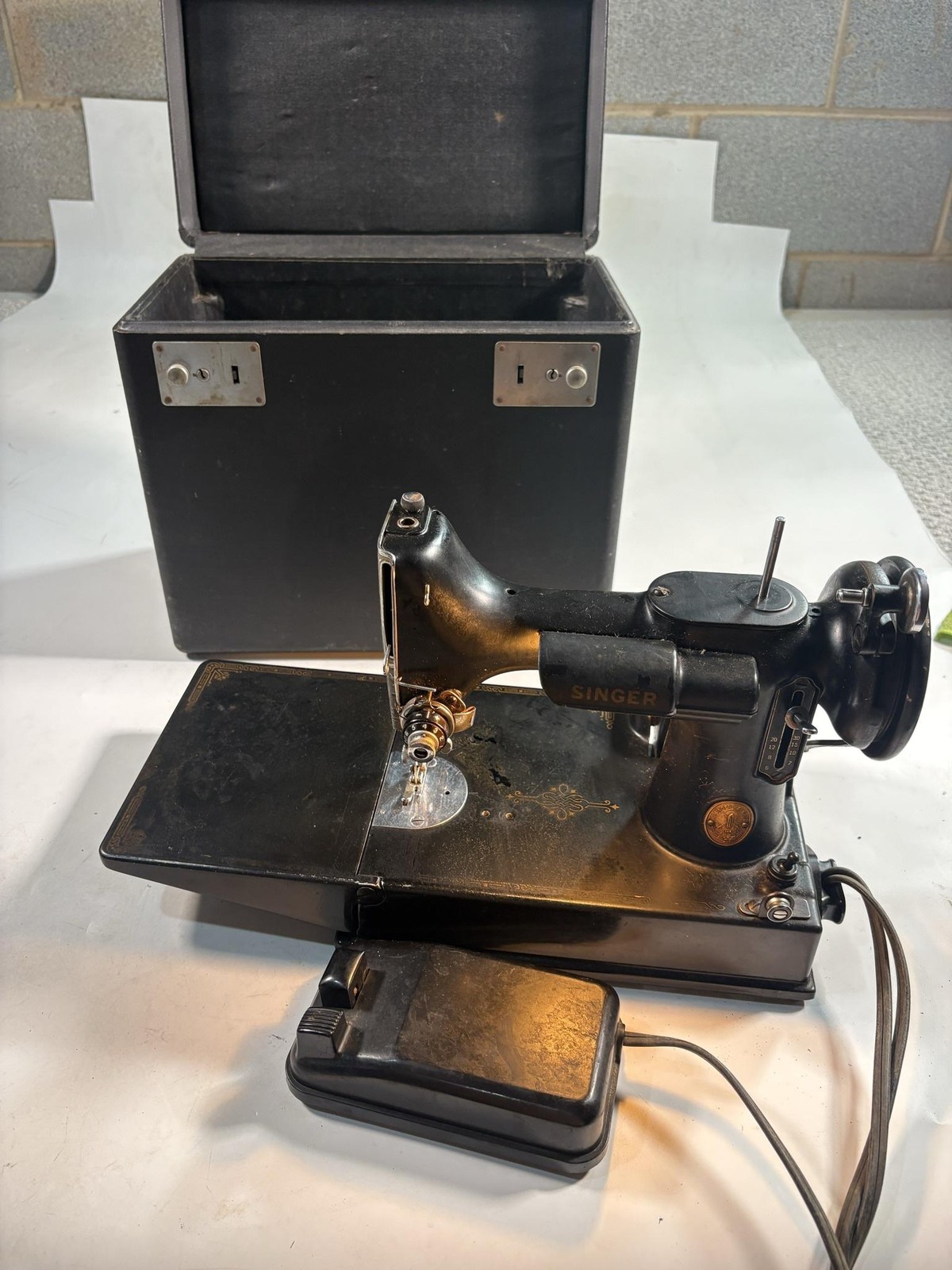 Singer Featherweight 221 Portable Sewing Machine Black Case Pedal USA TESTED