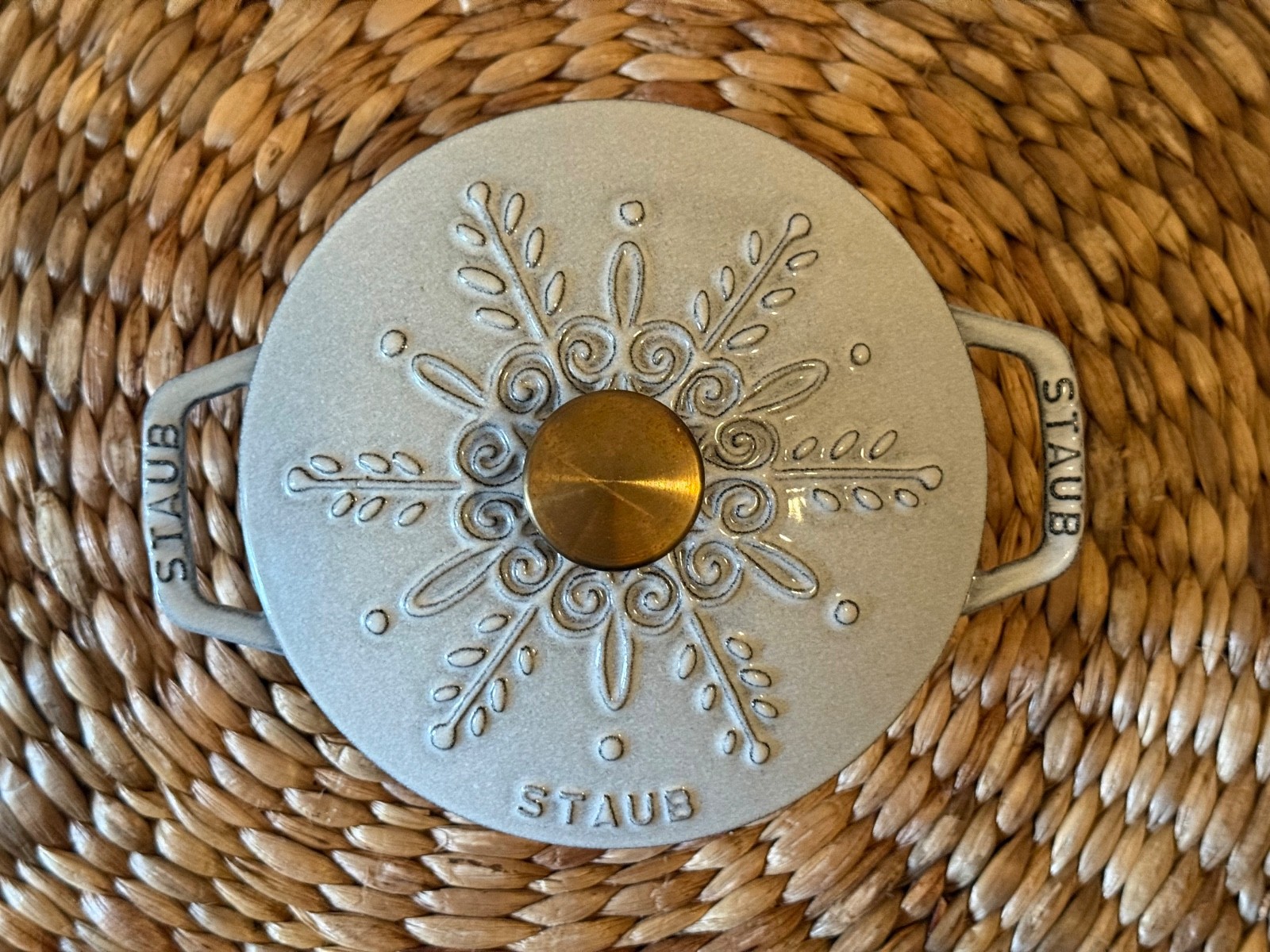 Staub White Truffle Gray Cast Iron Snowflake Cocotte 16cm 1qt - NIB RARE Asia