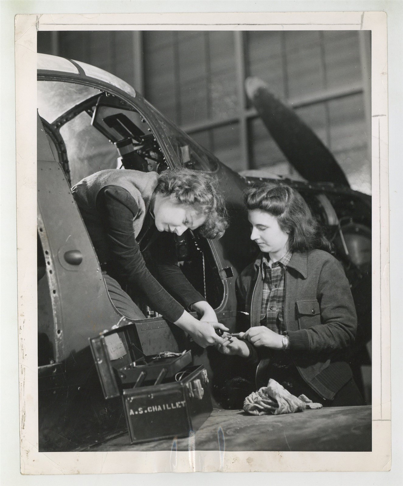 Women Aircraft Mechanic 1943 Female Aviation Pilot Plane WWII Photo J15505