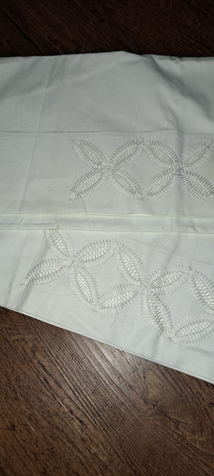 Vtg Harmony House White 2 Pillowcases White / White Embroidered Vtg Harmony House White 2 Pillowcases White / White Embroidered