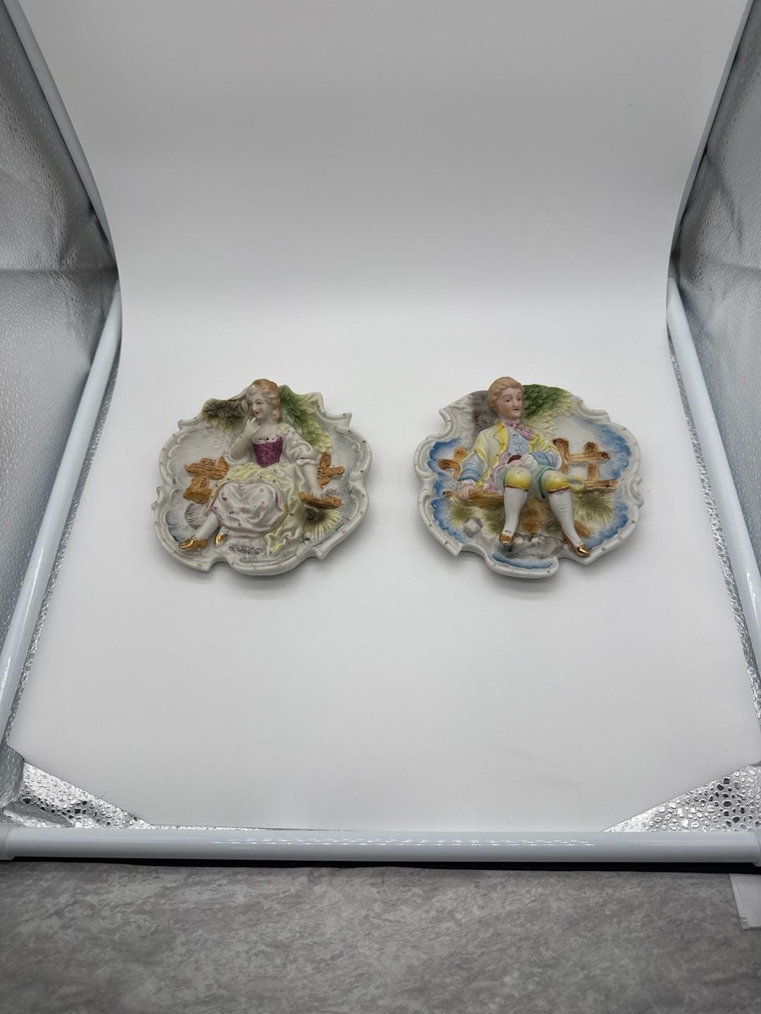 Vintage Japanese Chase Hand Painted 3D Porcelain Colonial Couple Wall Plaques Se Vintage Japanese Chase Hand Painted 3D Porcelain Colonial Couple Wall Plaques Se
