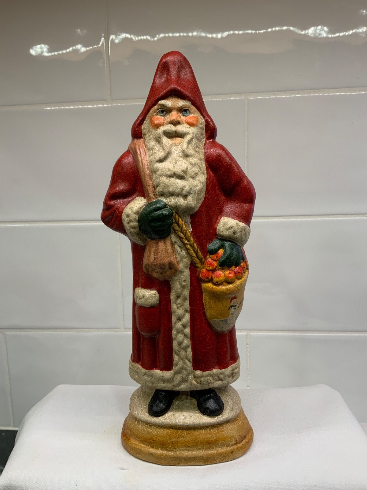 Vaillancourt Folk Art Santa Figurine 9\