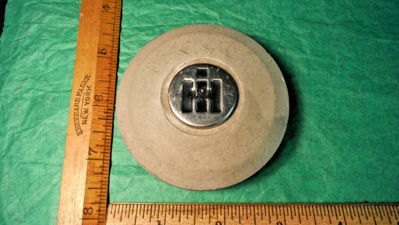 BG89 IH International Horn Button Vntge 1957-65 TRAVELLALL SCOUT TRUCKS BAKALITE