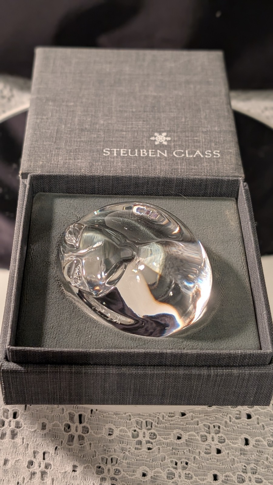 MINT Signed Steuben Crystal Sleeping Cat Hand Cooler Paperweight #5520 w/ Origin