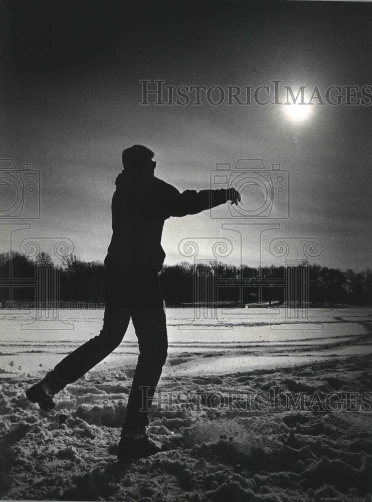 1990 Press Photo Andy Lemann during a game of disc golf at Brown Deer Park 1990 Press Photo Andy Lemann during a game of disc golf at Brown Deer Park