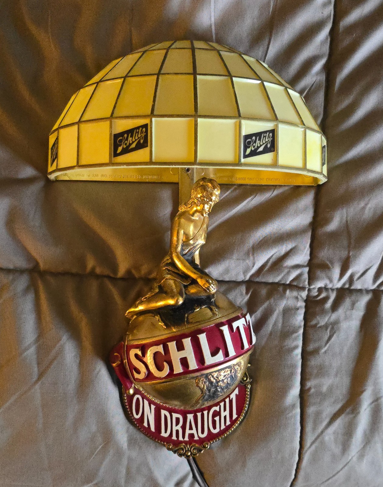 VINTAGE 1971 SCHLITZ ON DRAUGHT Beer Light Lady On Globe Lighted Wall Sconce