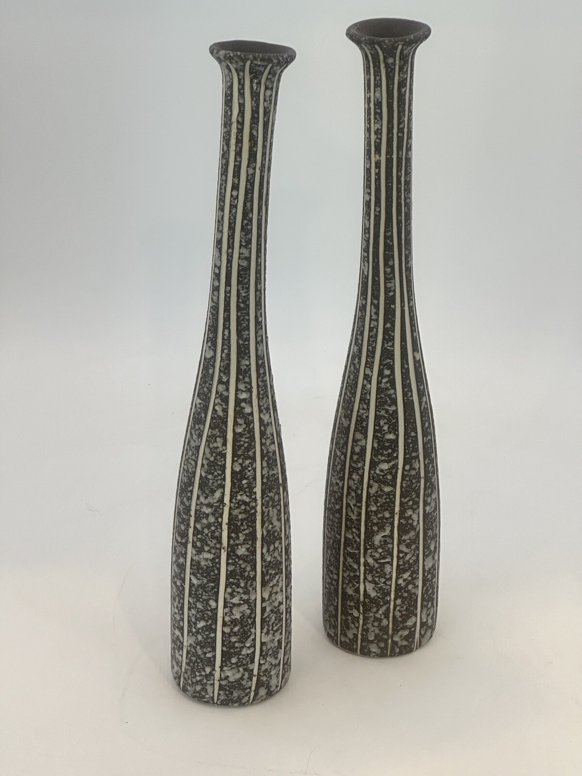 Ceramic Vase Pair With Elongated Stripes And Texture For The Single Bud