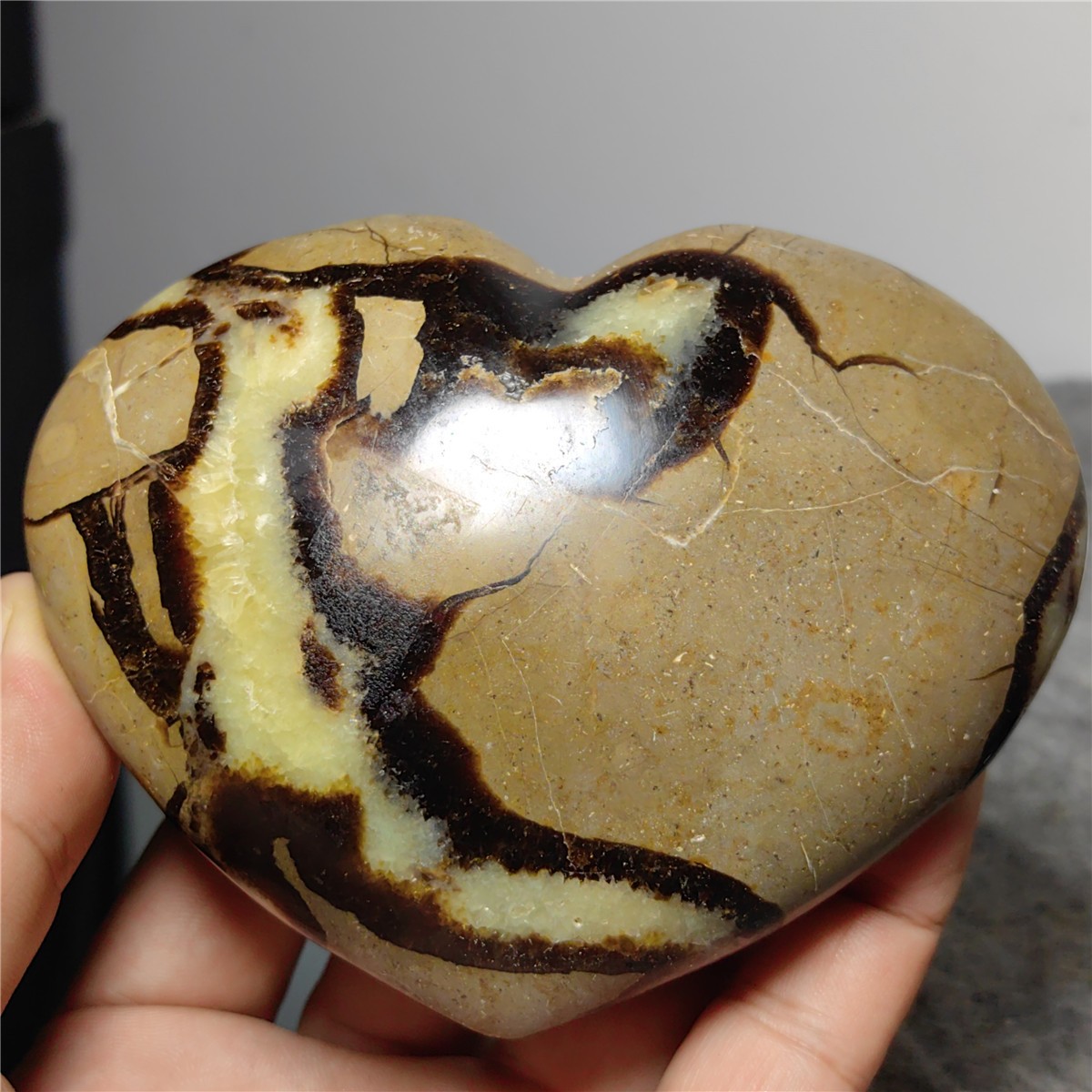 483g Natural heart-shaped turtle back stone Dragon Crystal Crack Gem Reiki 216 483g Natural heart-shaped turtle back stone Dragon Crystal Crack Gem Reiki 216