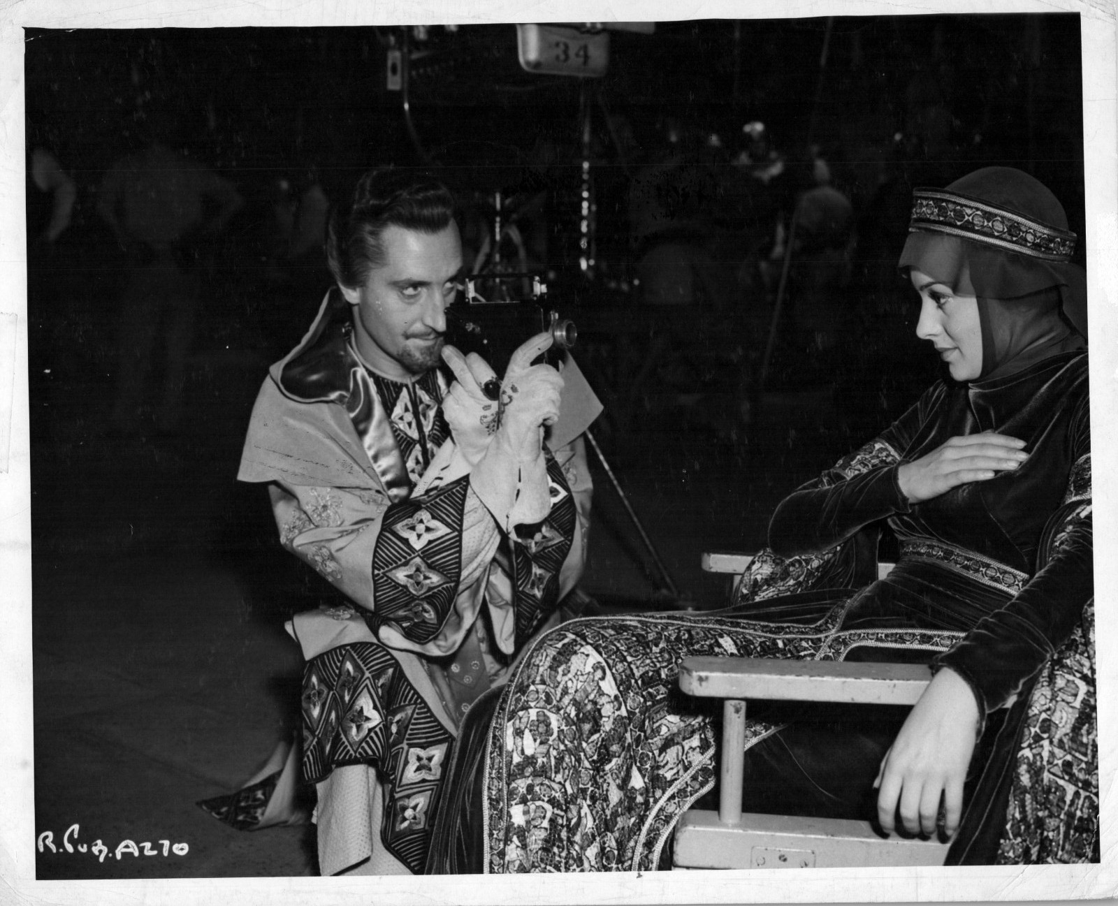 OLIVIA DE HAVILLAND + BASIL RATHBONE ROBIN HOOD 1938 BEHIND SCENES PHOTO MA80
