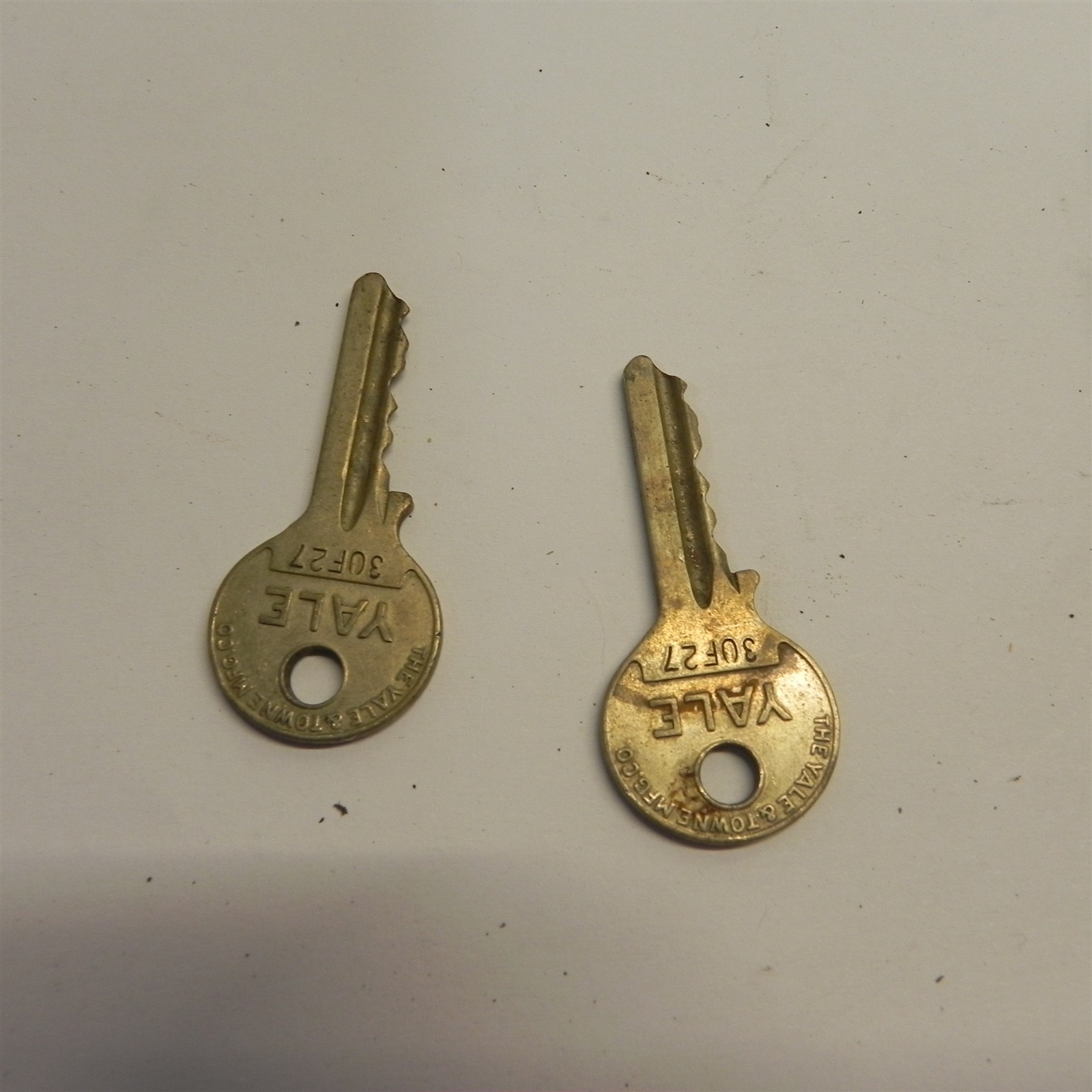 VINTAGE YALE PADLOCK W/ 2 YALE BRAND KEYS TESTED AND WORKS