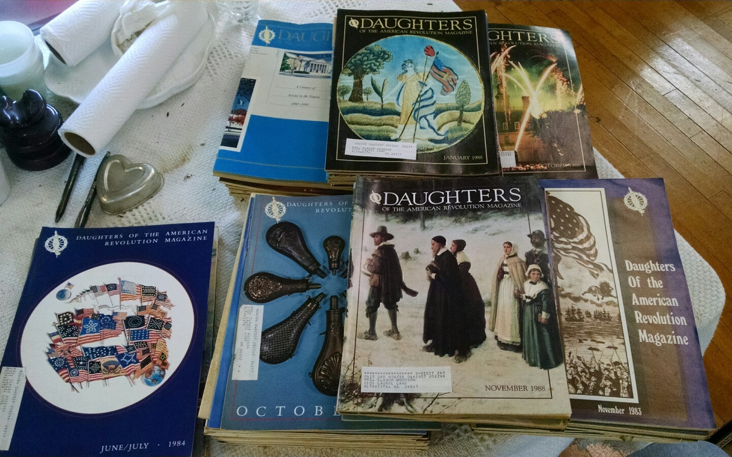Lot of 70 DAUGHTERS OF THE AMERICAN REVOLUTION MAGAZINE 80\'s e73