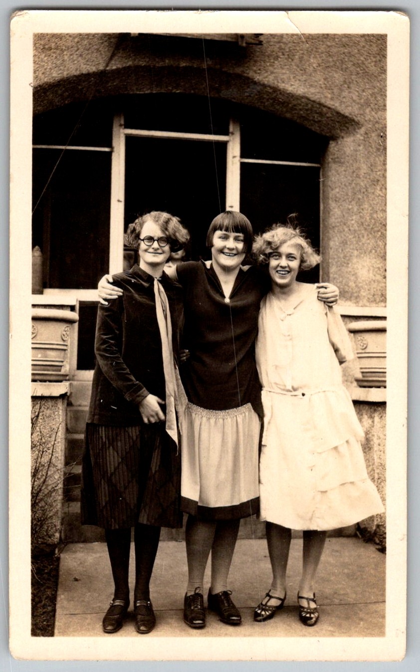 Vtg B&W Snapshot Three Smiling Women In 1920s Flapper Fashion Dresses 1920s