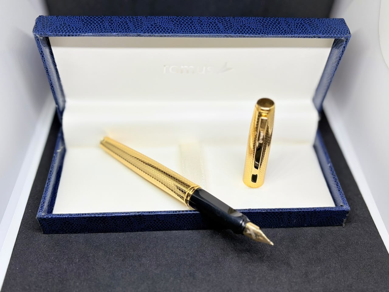 Vintage Romus Momento Fountain Pen Medium Nib - Golden Trims