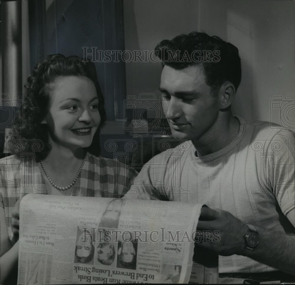 1947 Press Photo Al Dark And Wife Read That He Was Elected Rookie Of The Year