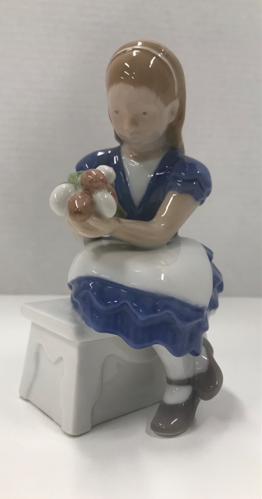 Copenhagen Porcelain B&G 2298 FL girl with tulips flowers 