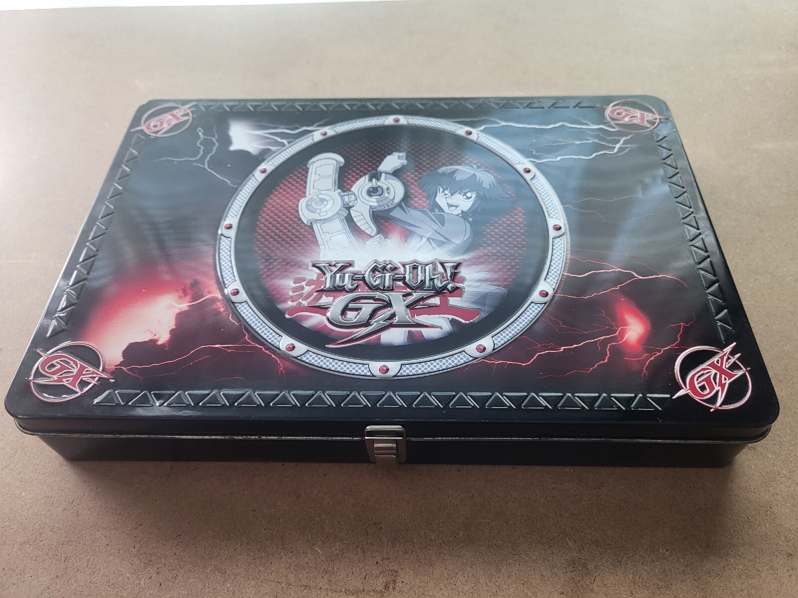 Yu-Gi-Oh GX Collectors Tin Eaglemoss 2004 +21 Medals, 45 Battle Triangs, 6 Waps