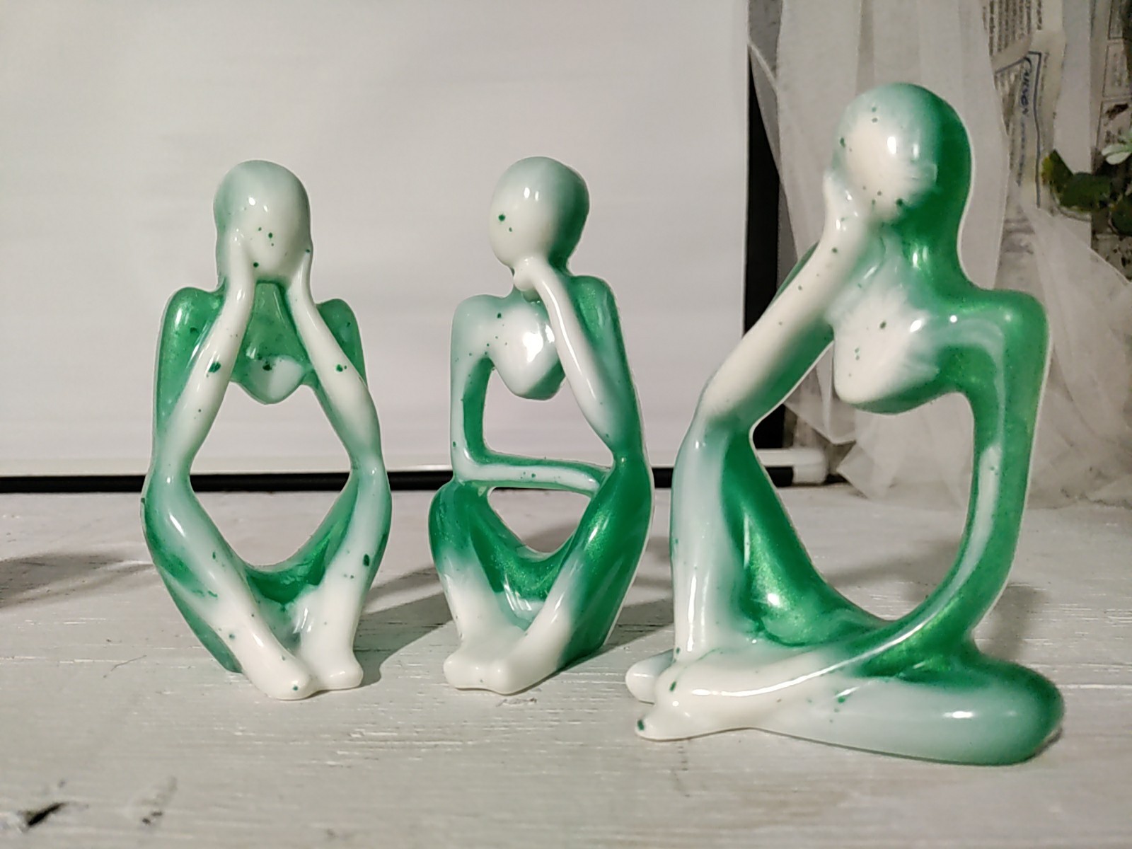 Hand Designed Decorative Green And White Figurine Pieces