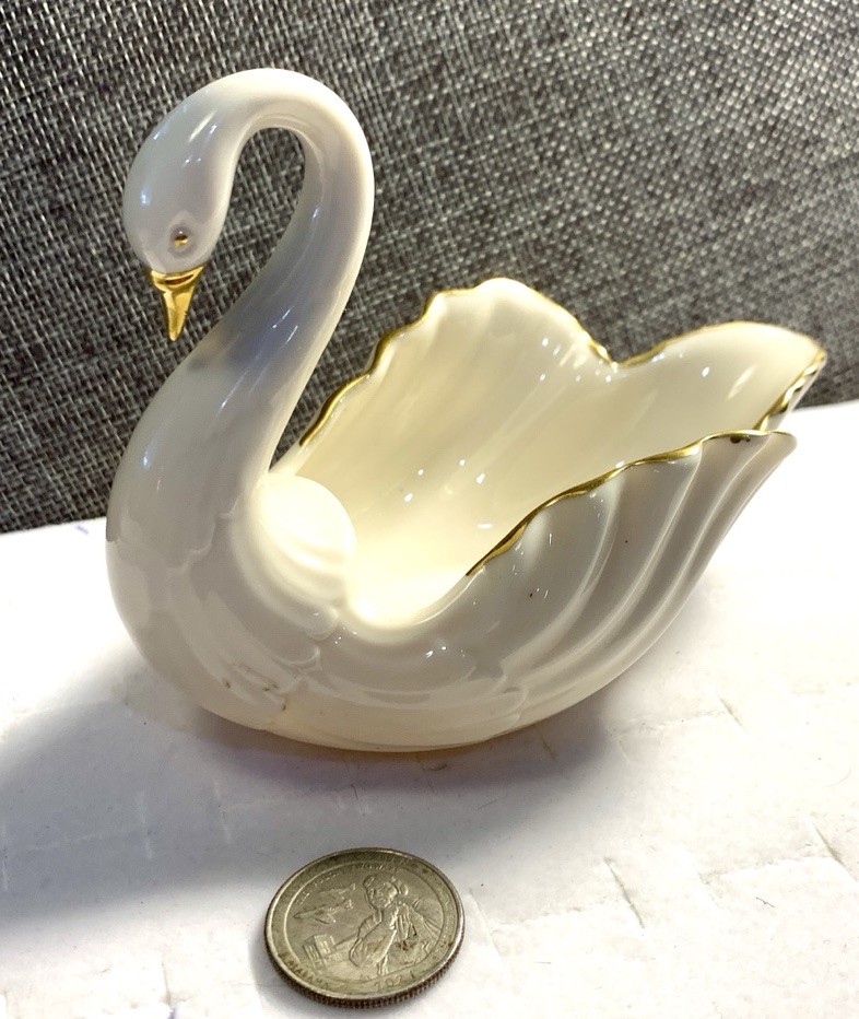 1980’s LENOX SWAN 24K ACCENT TRINKET HOLDER. In EXCELLENT CONDITION Lot# 119 1980’s LENOX SWAN 24K ACCENT TRINKET HOLDER. In EXCELLENT CONDITION Lot# 119