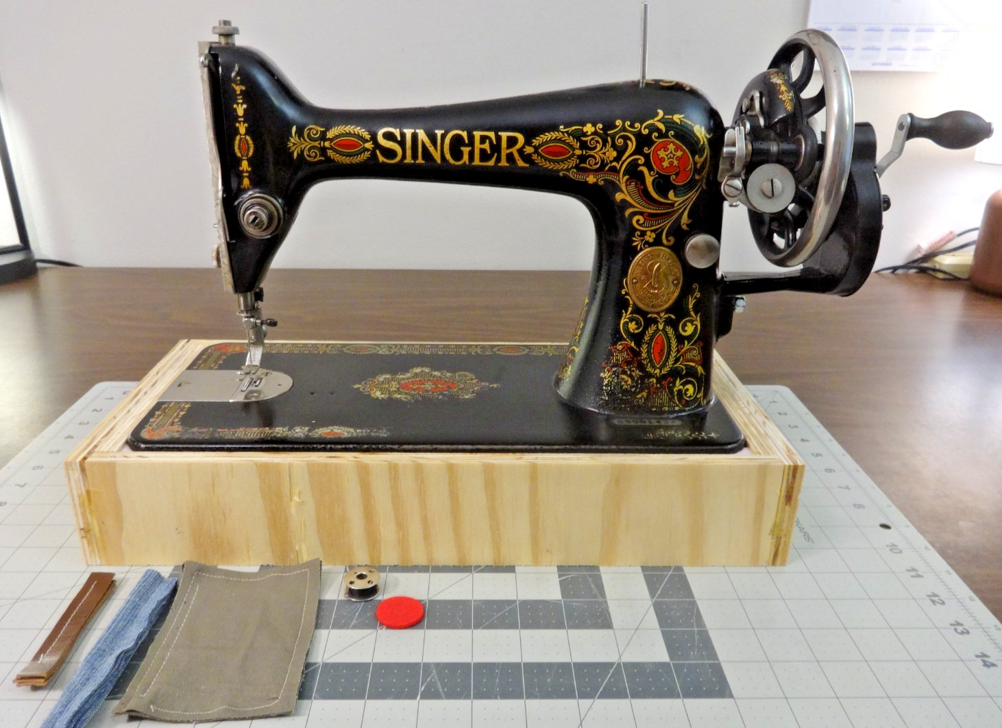 SERVICED - 1921 SINGER 66 REDEYE Sewing Machine w/Hand Crank - Leather, Denim