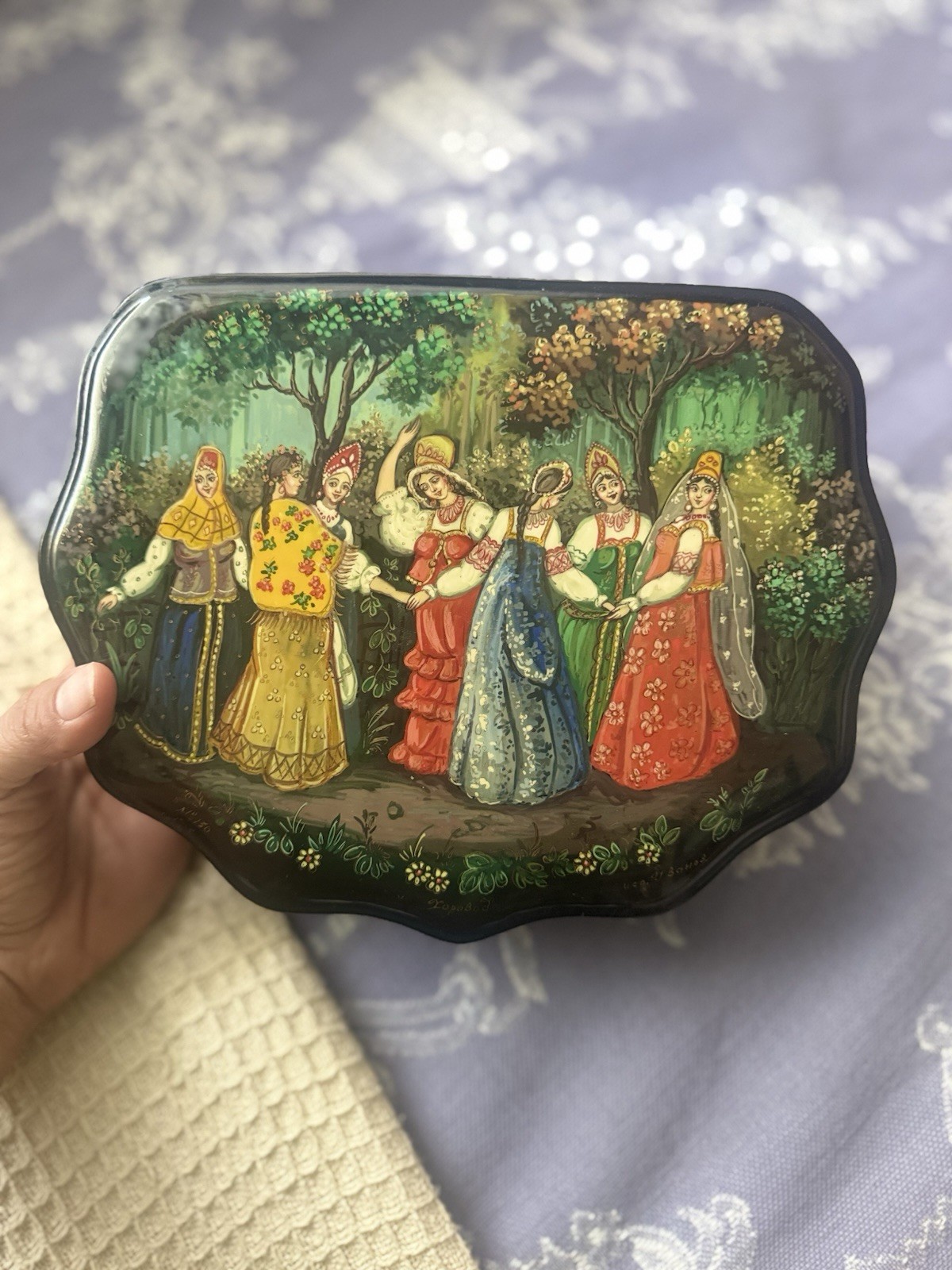 Beautiful, Vibrant 20th Century Russian Lacquer Trinket Box - Women Dancing