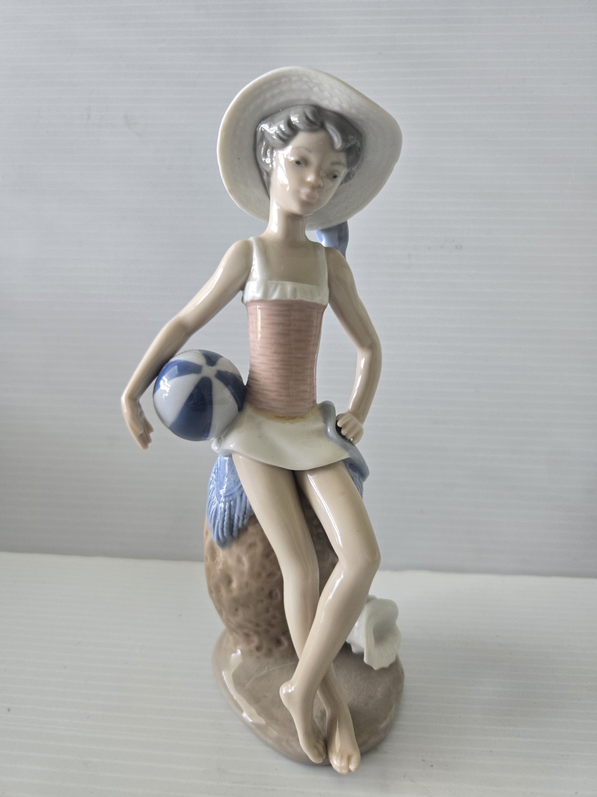 Lladro Summer #5219 Girl w/ Beach Ball Porcelain Figurine Retired 1983 Spain