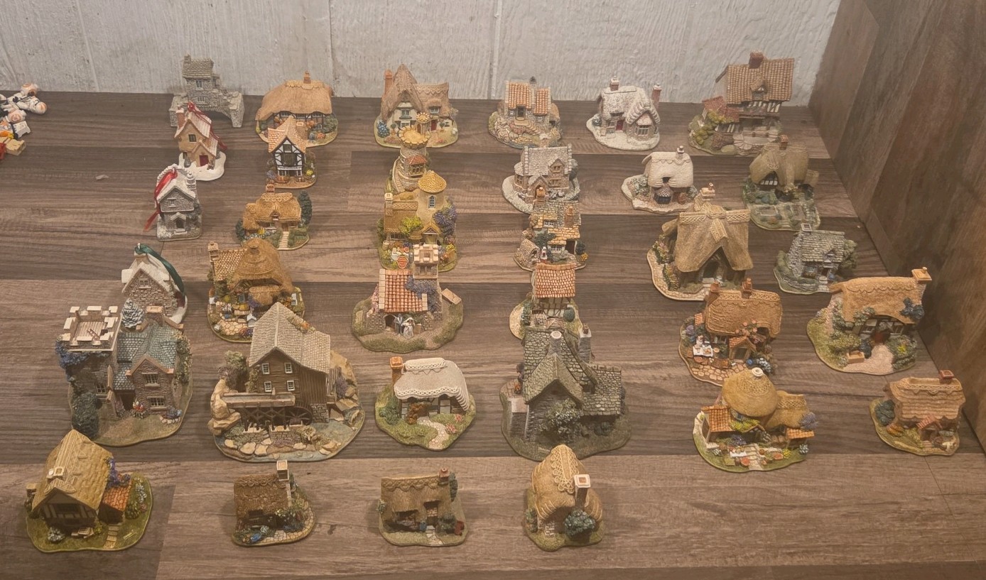 Lilliput Lane English Cottages Lot of 34 Vintage Miniatures Made in England Box