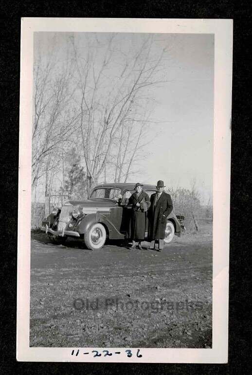 1936 COUPLE DIRT ROAD FANCY CAR HUB CAPS WHITE WALLS OLD/VINTAGE PHOTO- B104