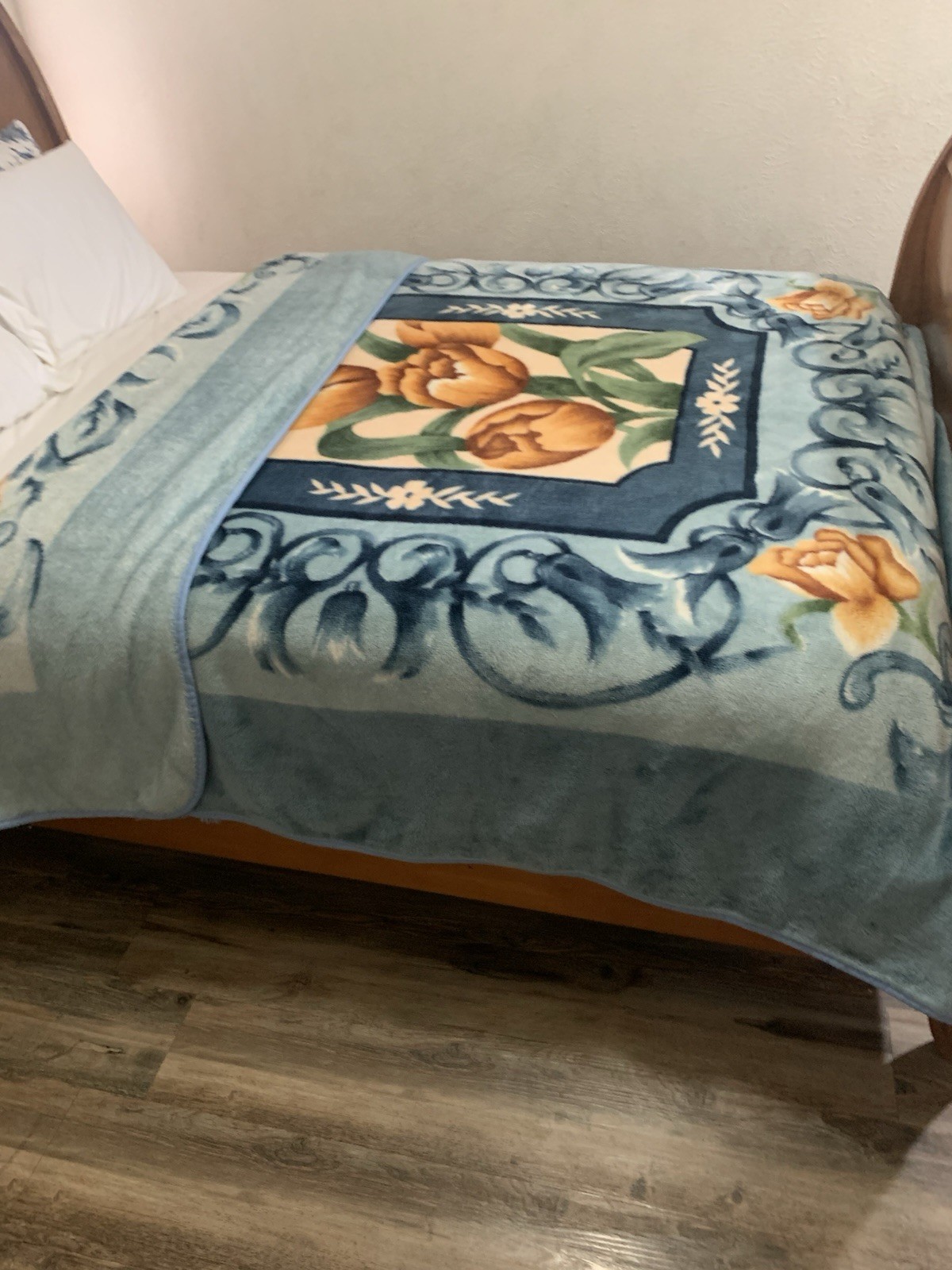 Vintage Blue Blanket Reversible Plush Floral 86x90 Vintage Blue Blanket Reversible Plush Floral 86x90