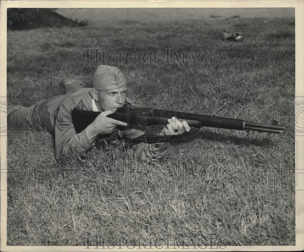 1943 Press Photo Private Henry Garbowski at Parris Island S.C. Rifle Range