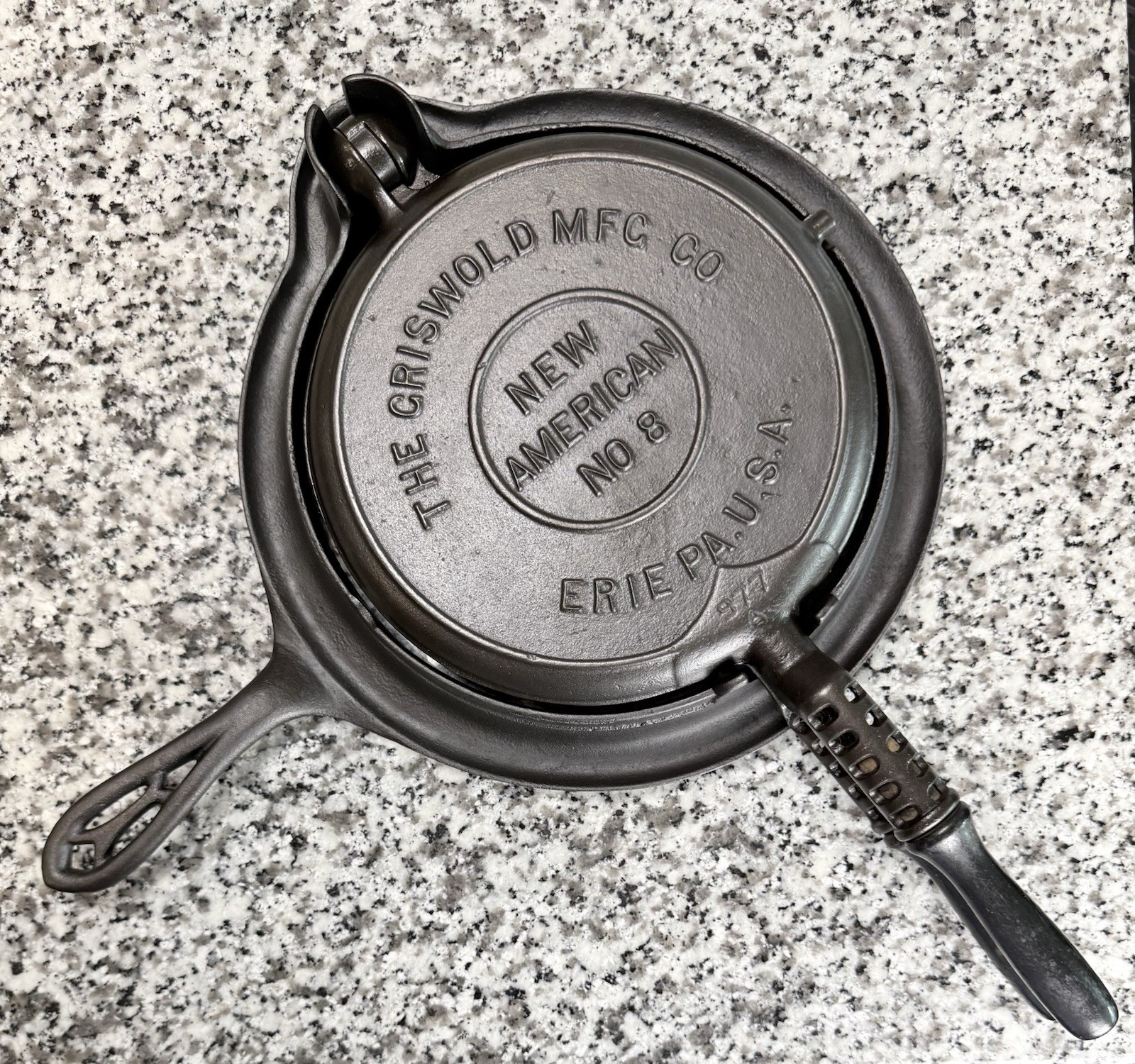 Griswold #8 Cast Iron Waffle Iron New American 976 977 884 Wood Handles 1901