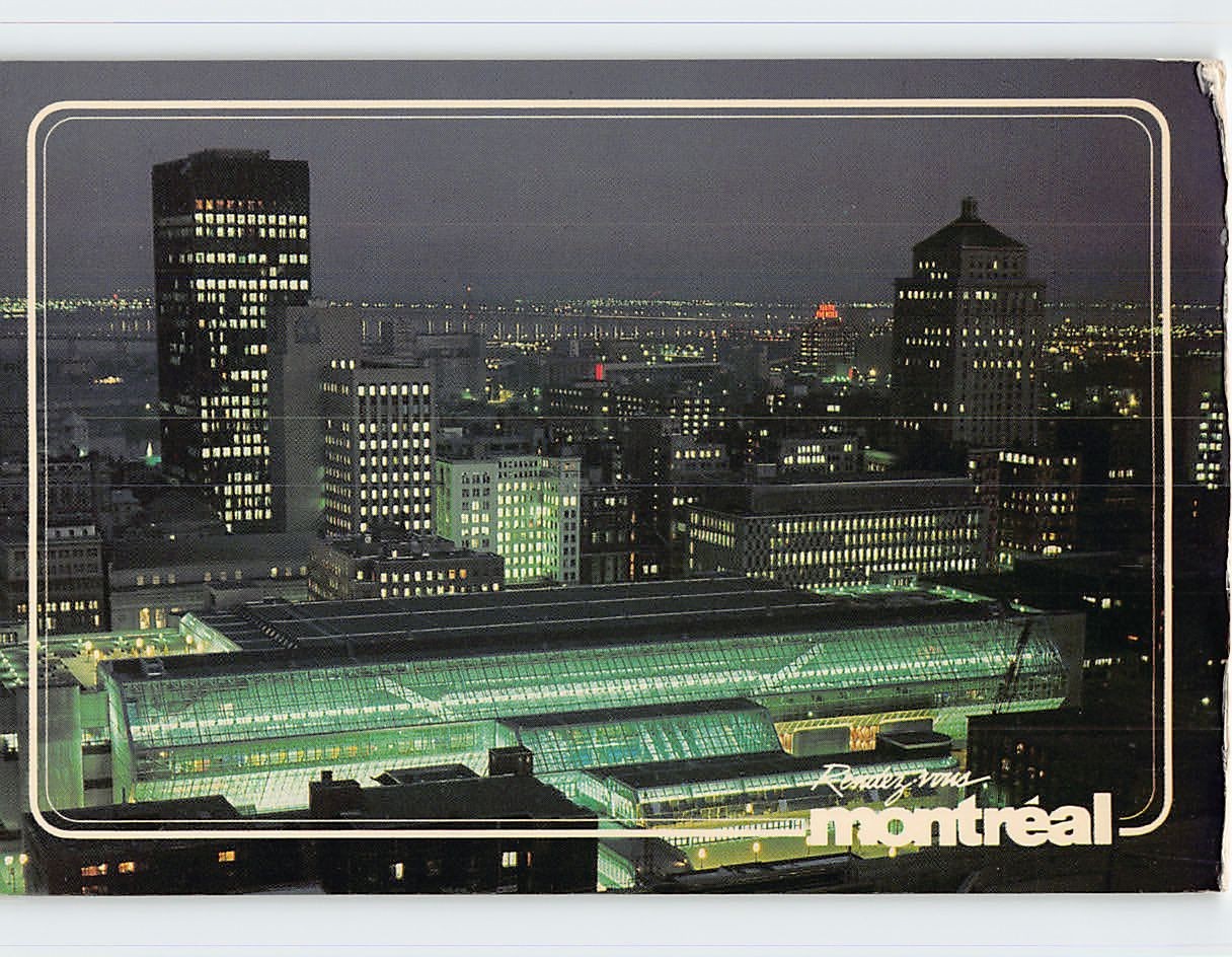 Postcard Vue nocturne du Palais des Congrès et de la ville de Montreal Canada