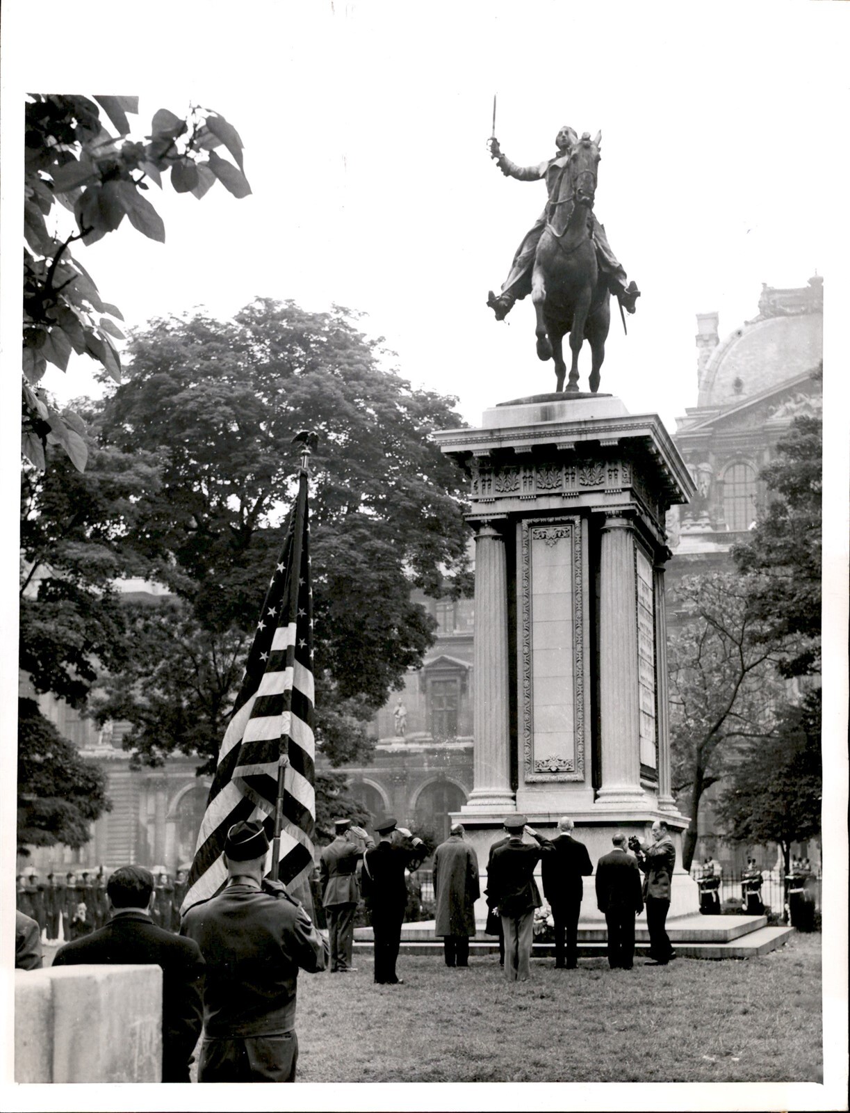 LG63 1947 Orig Photo HONORING MEMORY OF GEN LAFAYETTE TUILERIES GARDENS PARIS LG63 1947 Orig Photo HONORING MEMORY OF GEN LAFAYETTE TUILERIES GARDENS PARIS