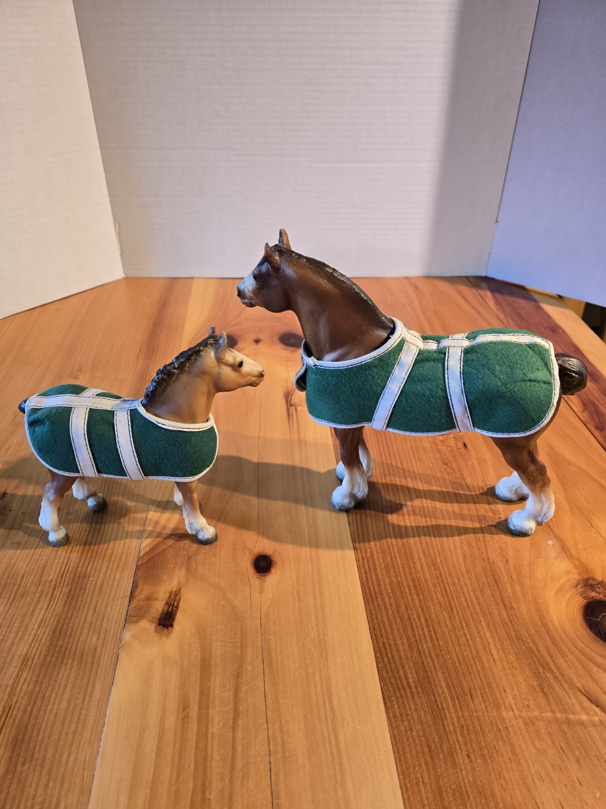 Breyer Clydesdale #8384 Vintage Mare and Foal Stable Set with Box