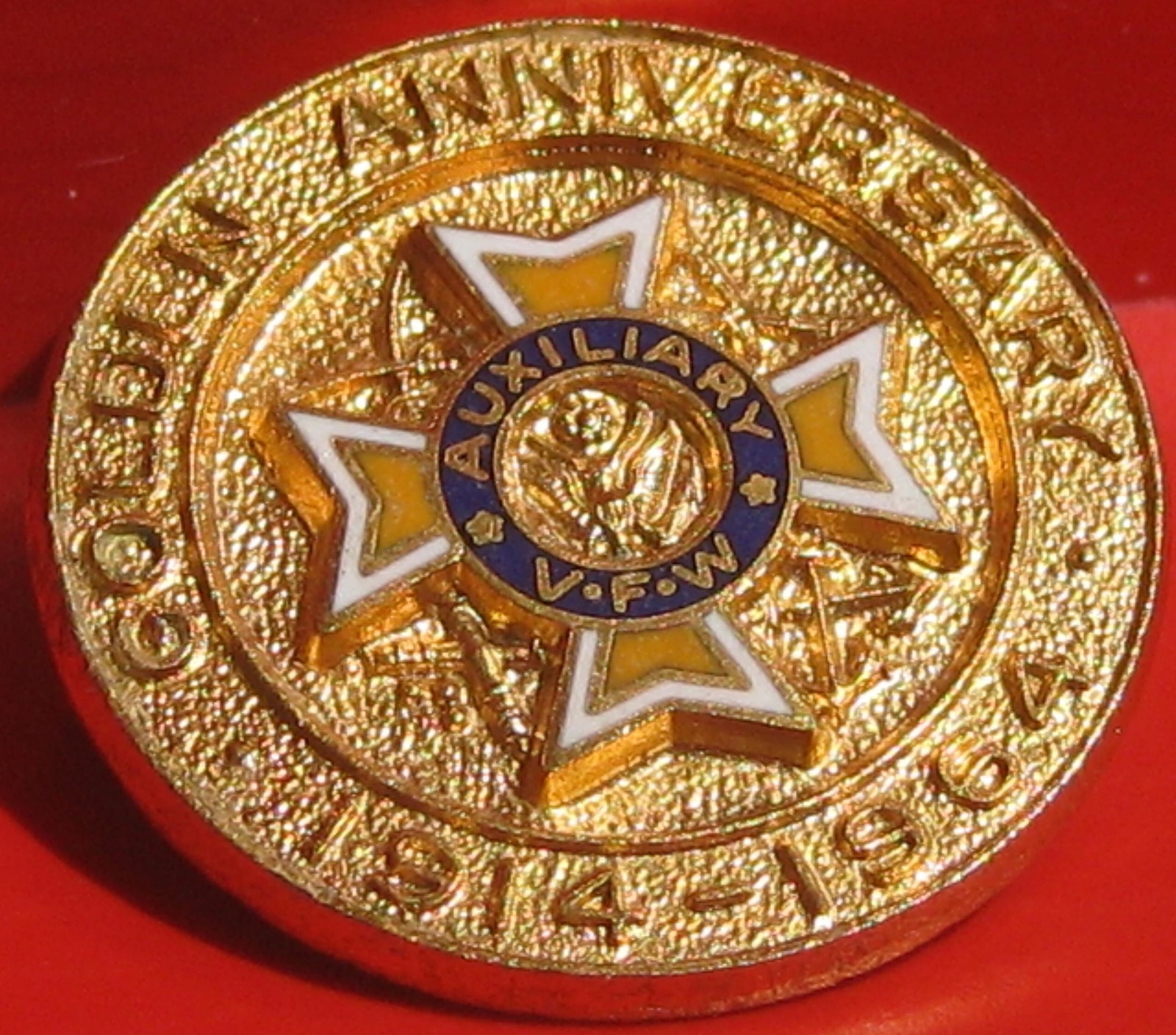 VINTAGE V.F.W. Auxiliary Golden Anniversary 1914 - 1964 Collectors Pin / Pinback