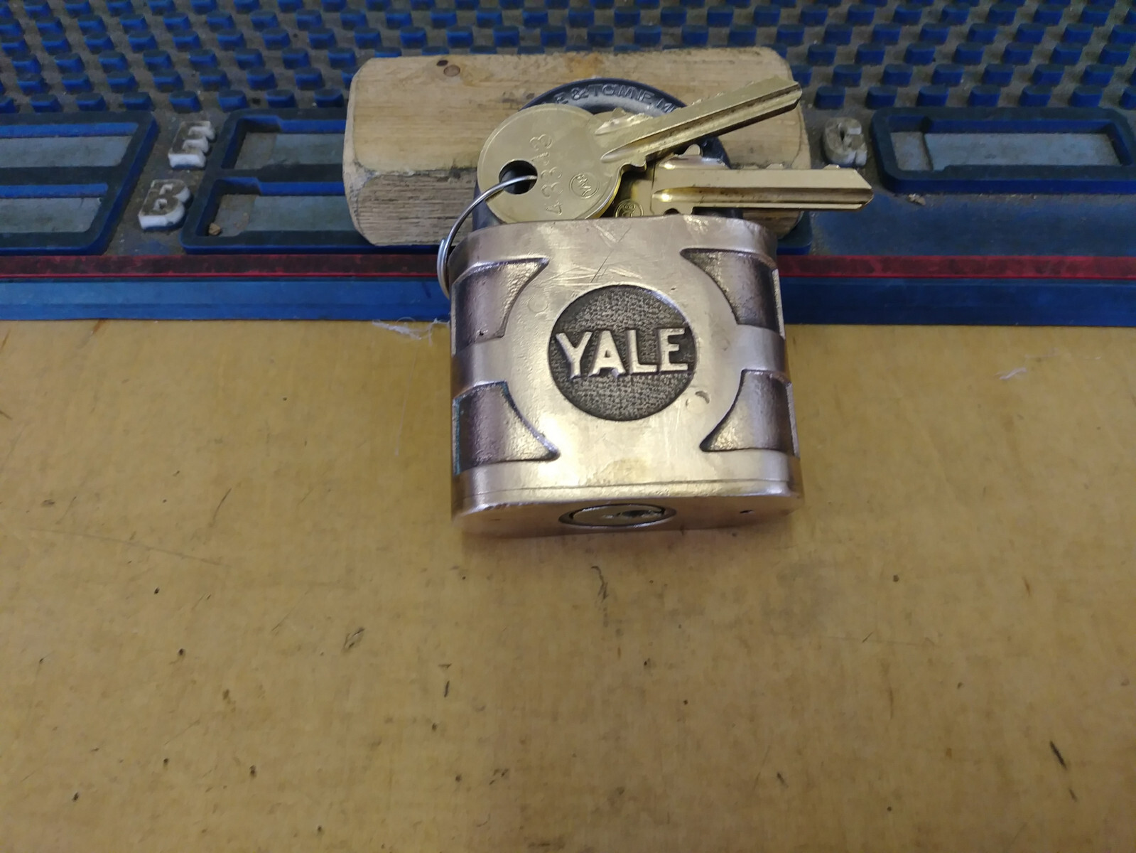 vintage/antique yale 850 padlock w/keys   43343  late 40s-late 60s