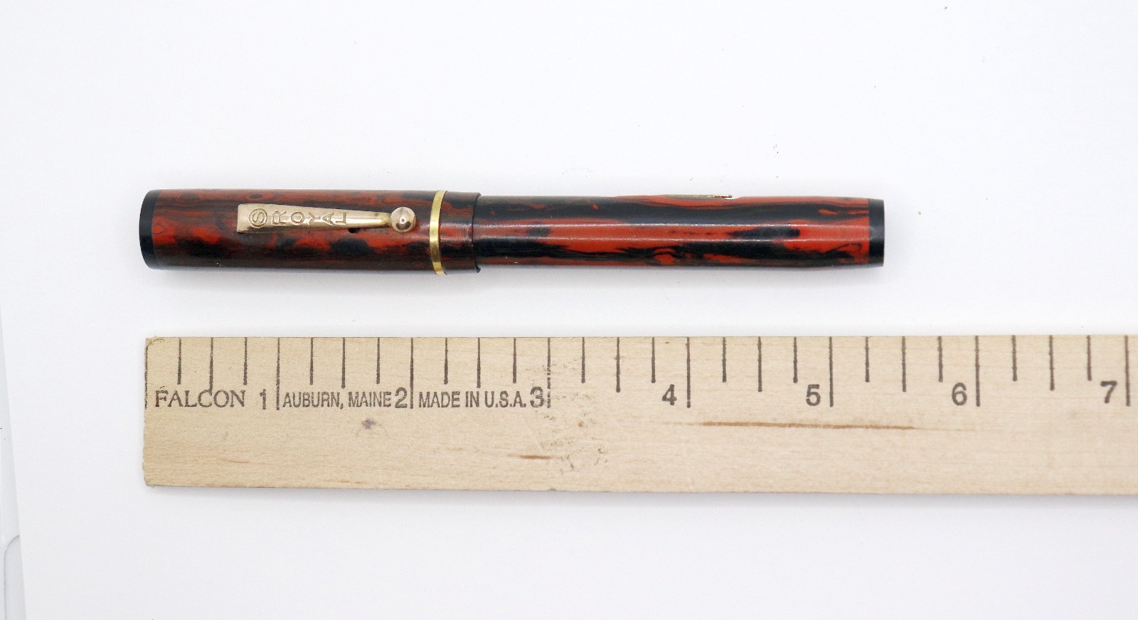 Vintage Royal Oversize Flat-Top Mottled Red and Black Fountain Pen