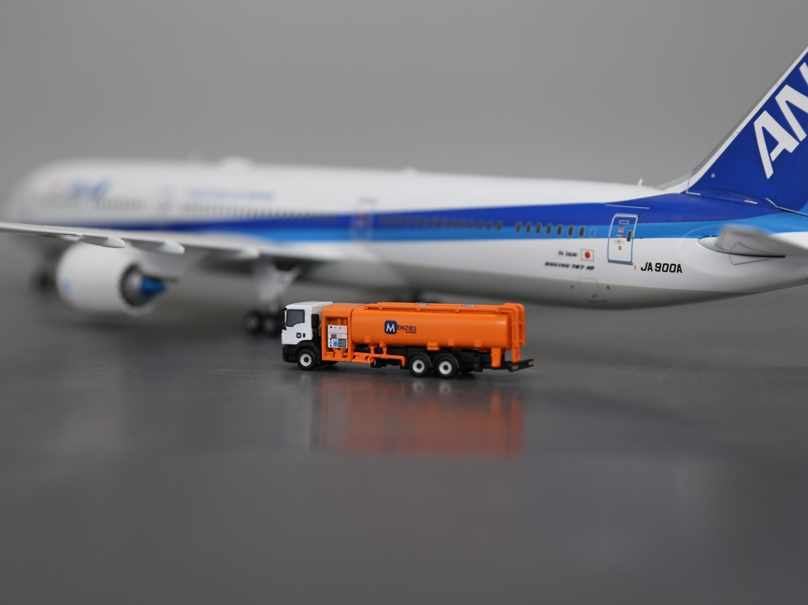 1:200 scale Infinite MENZIES single-axle fuel tanker truck airport GSE model