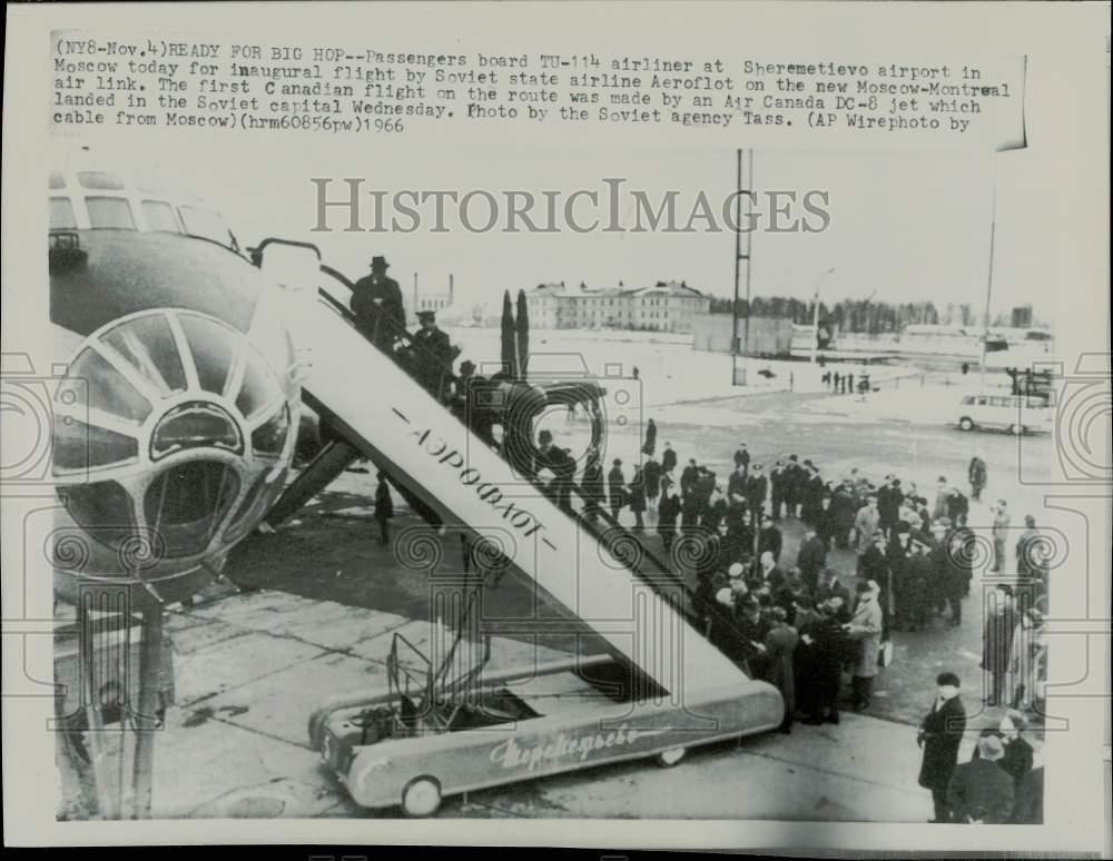 1966 Press Photo Passengers board airline at Sheremetievo airport in Moscow