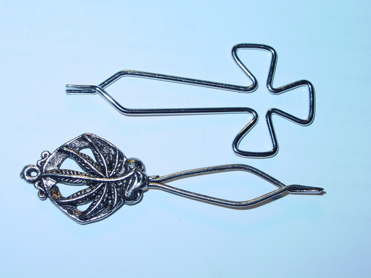 CIGARETTE HOLDER VINTAGE 1970\'s HEADSHOP CROSS & LEAF ROACH CLIP Set of 2 CIGARETTE HOLDER VINTAGE 1970\'s HEADSHOP CROSS & LEAF ROACH CLIP Set of 2