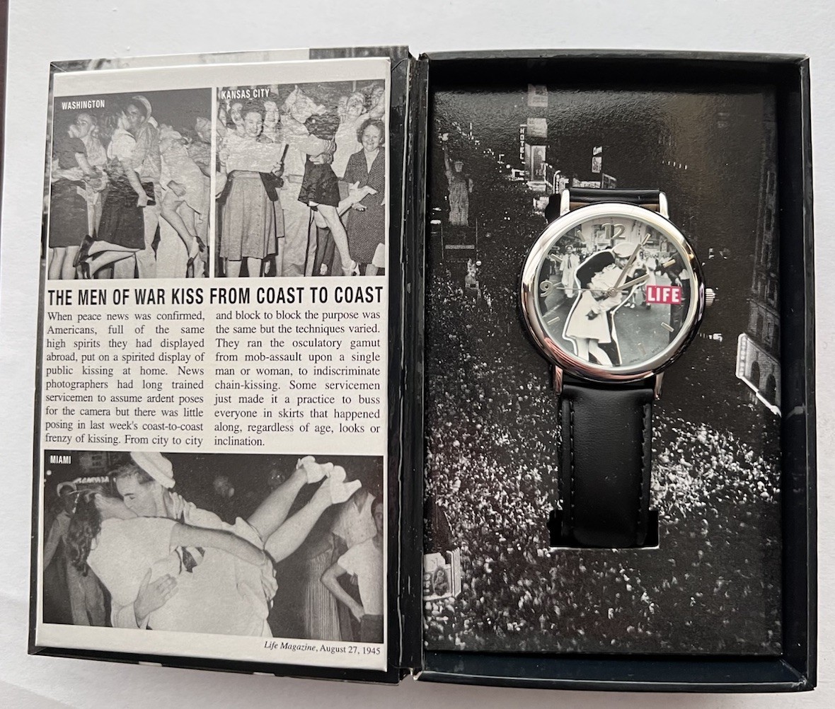 Life Magazine WWII 1945 V-J Day Collectible Watch Times Square Kiss Photo NOS Life Magazine WWII 1945 V-J Day Collectible Watch Times Square Kiss Photo NOS