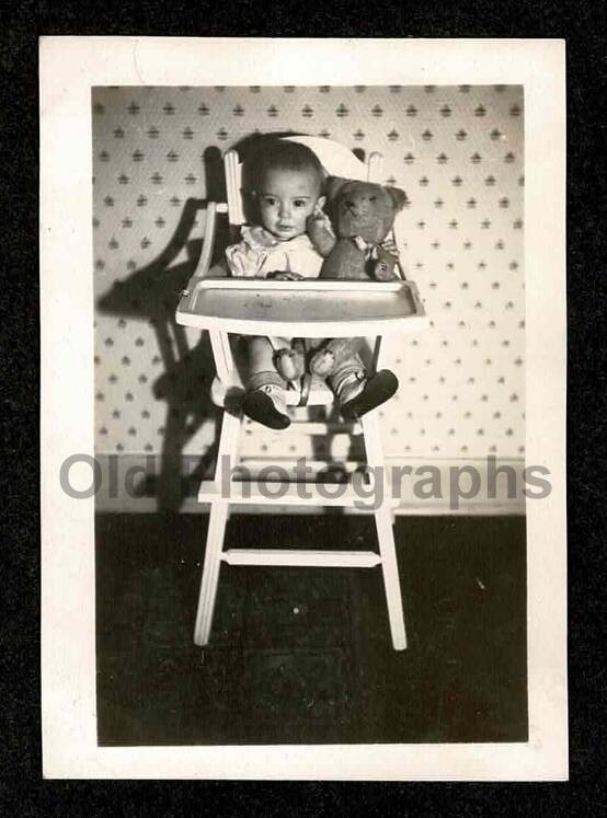 DARK ROOM FLASH PIC CUTE BABY w/TEDDY BEAR HIGH CHAIR OLD/VINTAGE PHOTO- I141