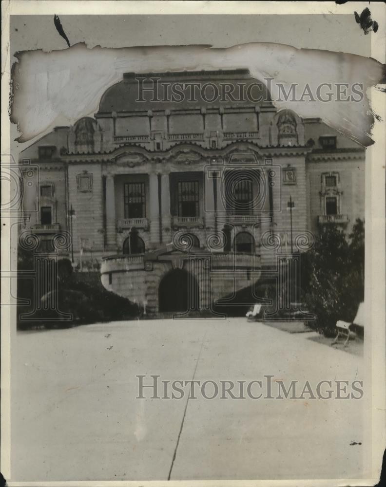 1930 Press Photo Annapolis Naval Academy, Disguised Debutantes Enter Mess Hall