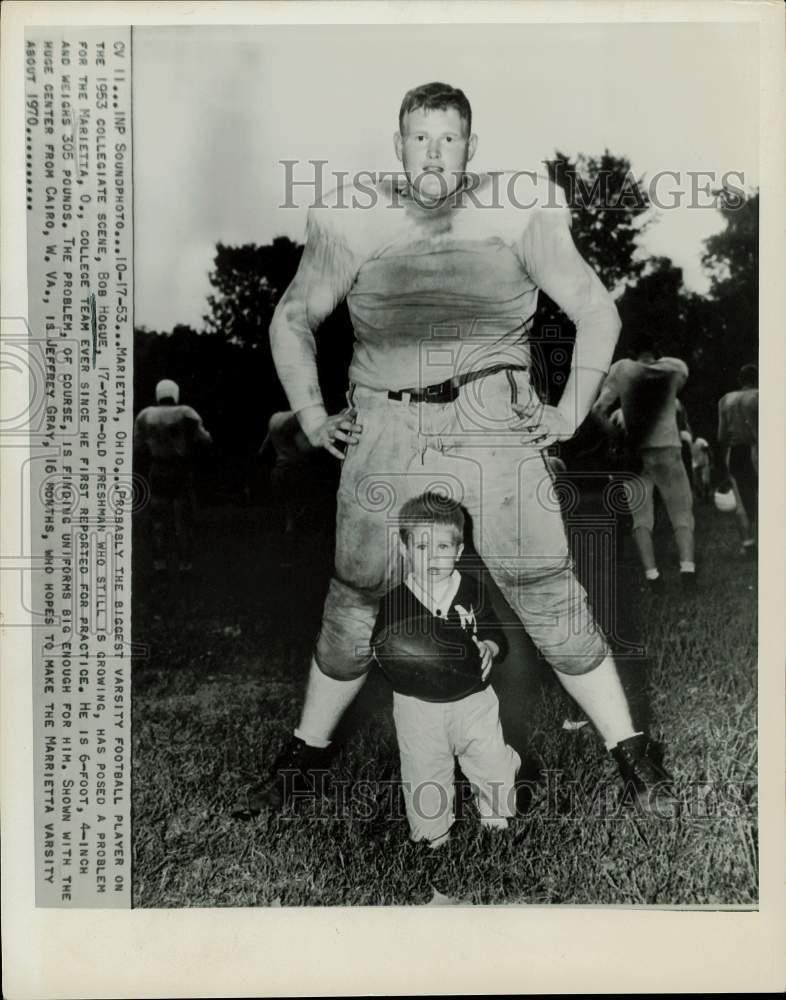 1953 Press Photo Bob Hogue, Marietta center, towers over infant Jeffrey Gray, OH