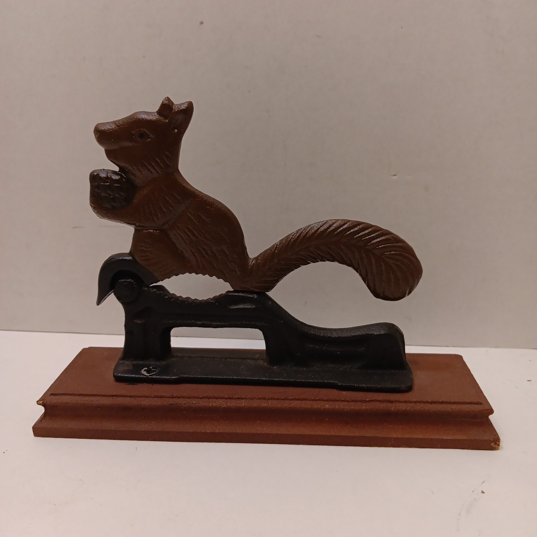Vintage Cast Iron Nutcracker Lever Style Wood Base Squirrel W/nut Vintage Cast Iron Nutcracker Lever Style Wood Base Squirrel W/nut