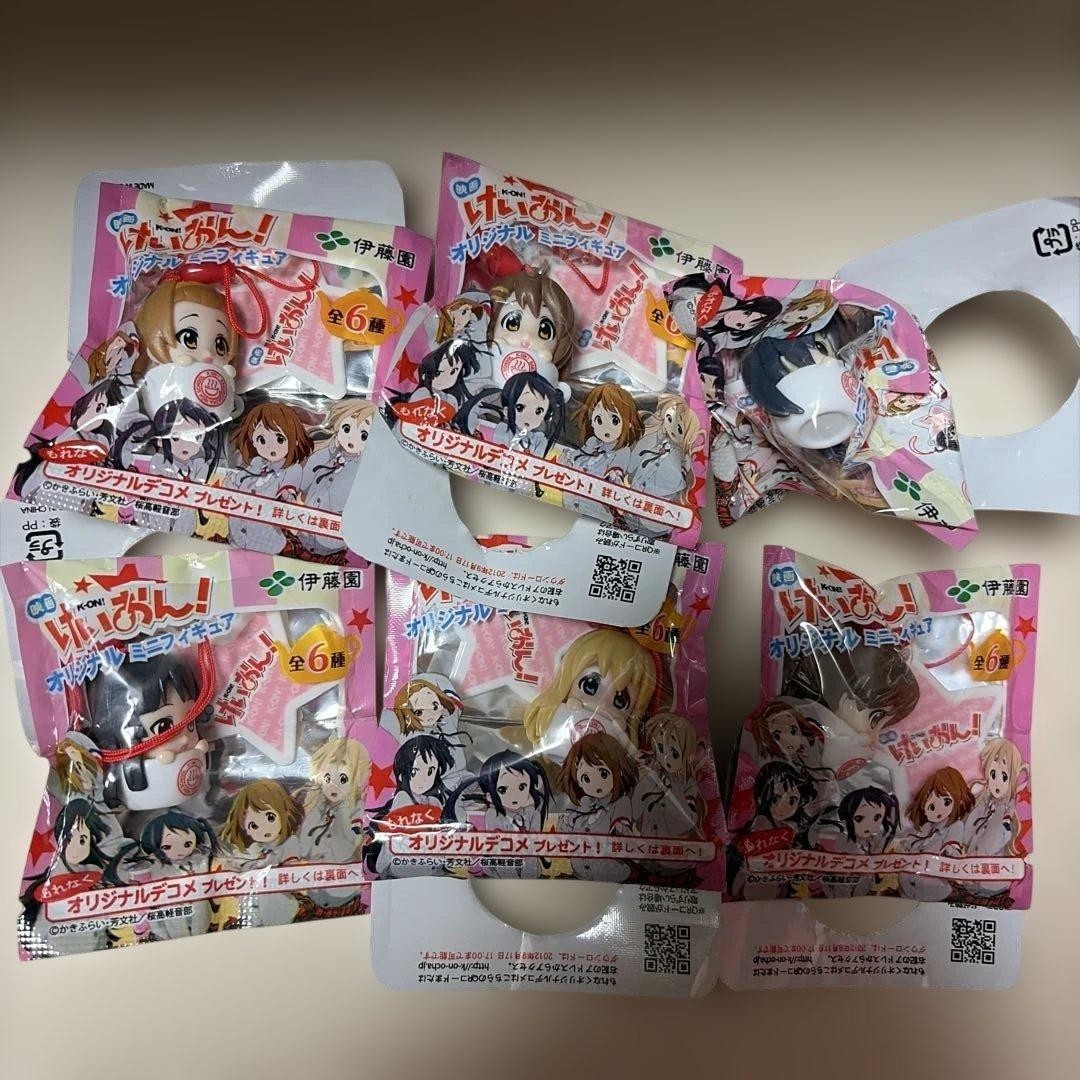 Ito En K-On Original Mini-Figure 6-Piece Set (Complete Set) Ito En K-On Original Mini-Figure 6-Piece Set (Complete Set)